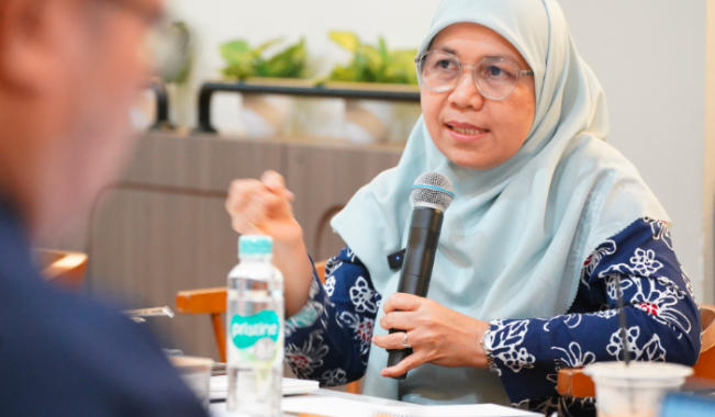 Direktur Pelayanan Kesehatan Keluarga Kemenkes, dr. Lovely Daisy saat berbicara dalam Media Briefing Diskusi Redaksi (DIKSI) yang digelar Kementerian Komdigi di Jakarta, Rabu (16/7/2025). (Foto: Amiri Yandi/InfoPublik)